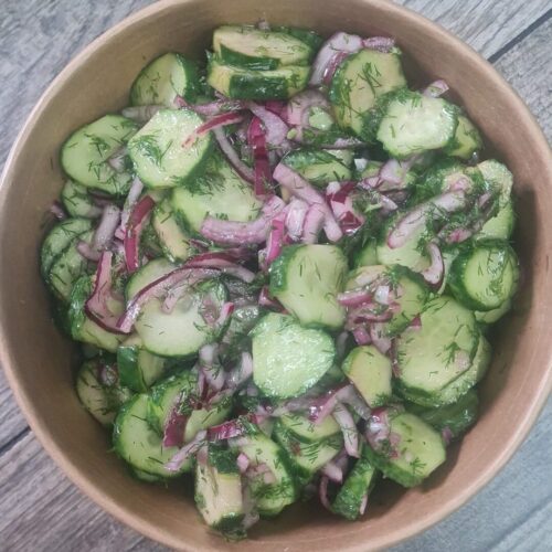 Salata de castraveti si ceapa rosie